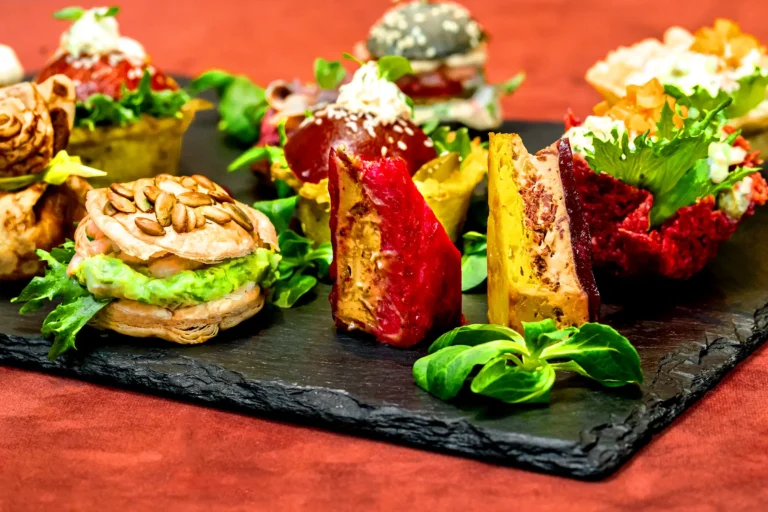 I bilde ser vi et praktfull eksempel på hva en catering tallerken full av tapas og snitter bør være; fargerik, kreativ.