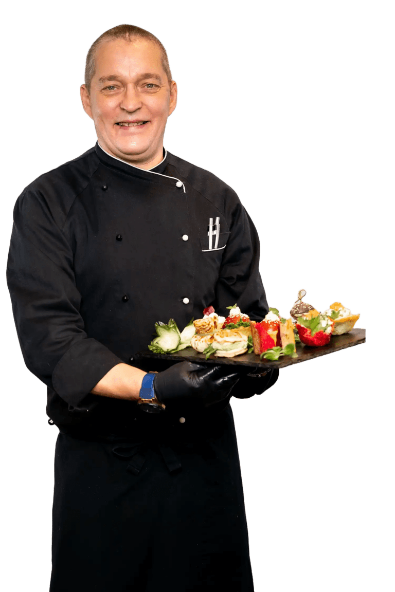 Rockekokken, Alik holder opp et fat med sine fineste fargerike catering retter med et stort smil